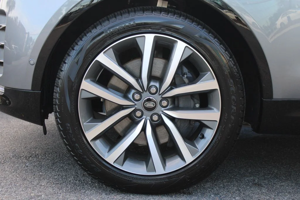 Used 2025  Land Rover Dynamic SE image 11