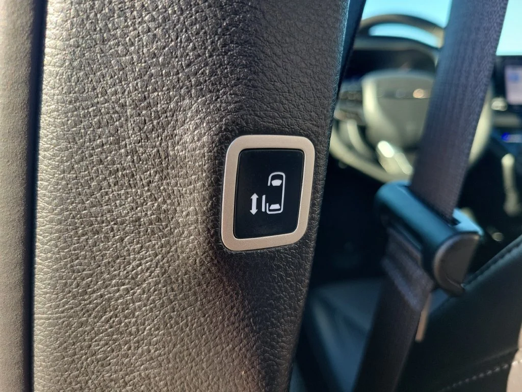 Used 2025 White Chrysler Select image 17