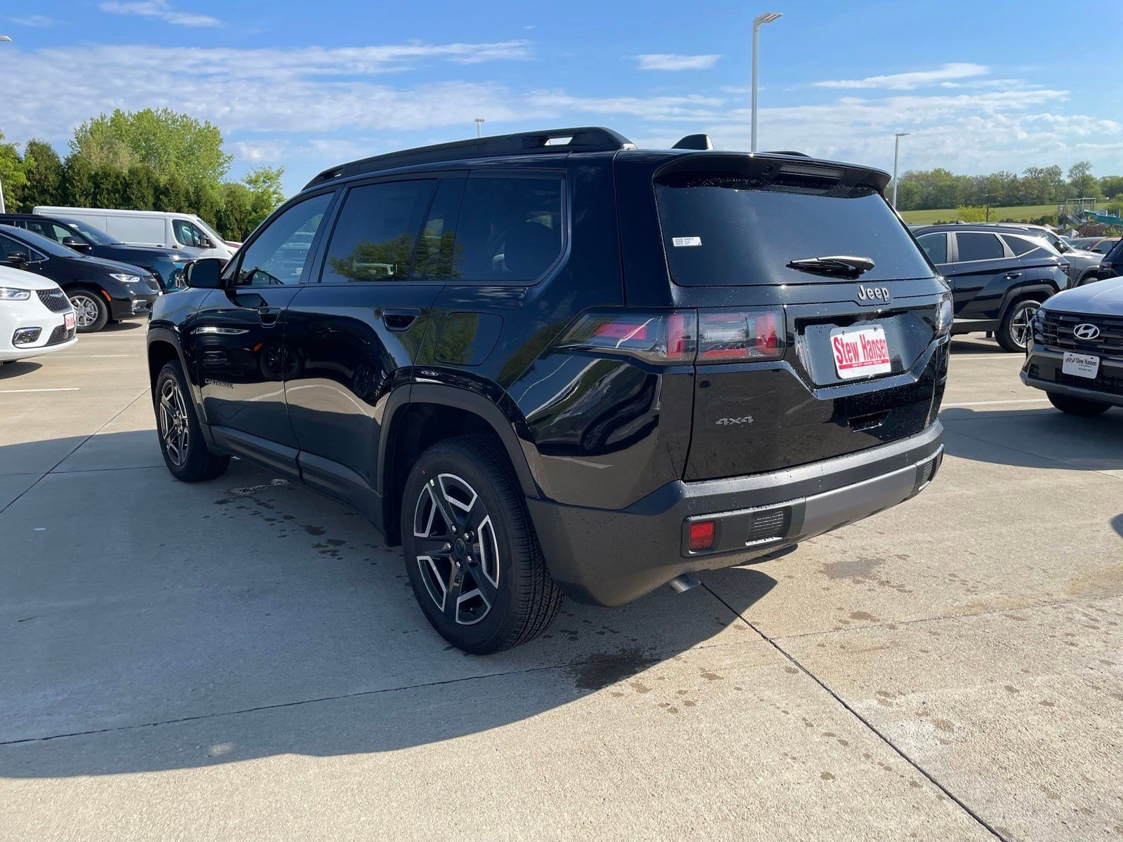 New 2026 Diamond Black Crystal Pearlcoat Jeep Laredo image 3
