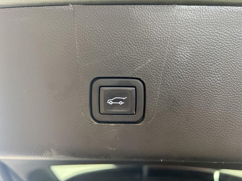 Used 2023 Silver Sage Chevrolet LT image 23