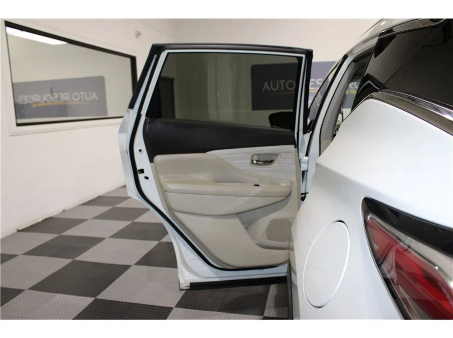 Used 2017 Pearl White Nissan Platinum image 13