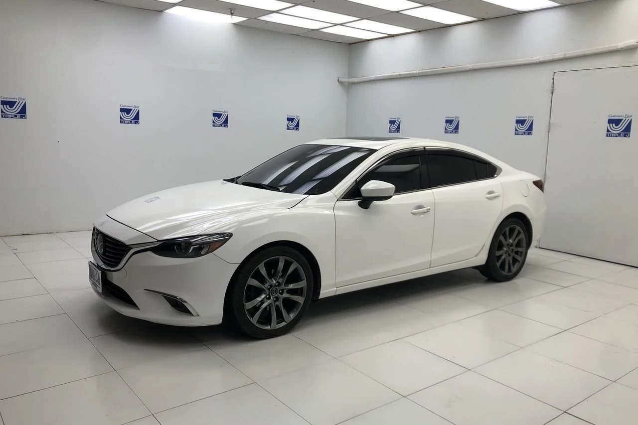 Used 2017 Snowflake White Pearl Mazda Grand Touring image 4