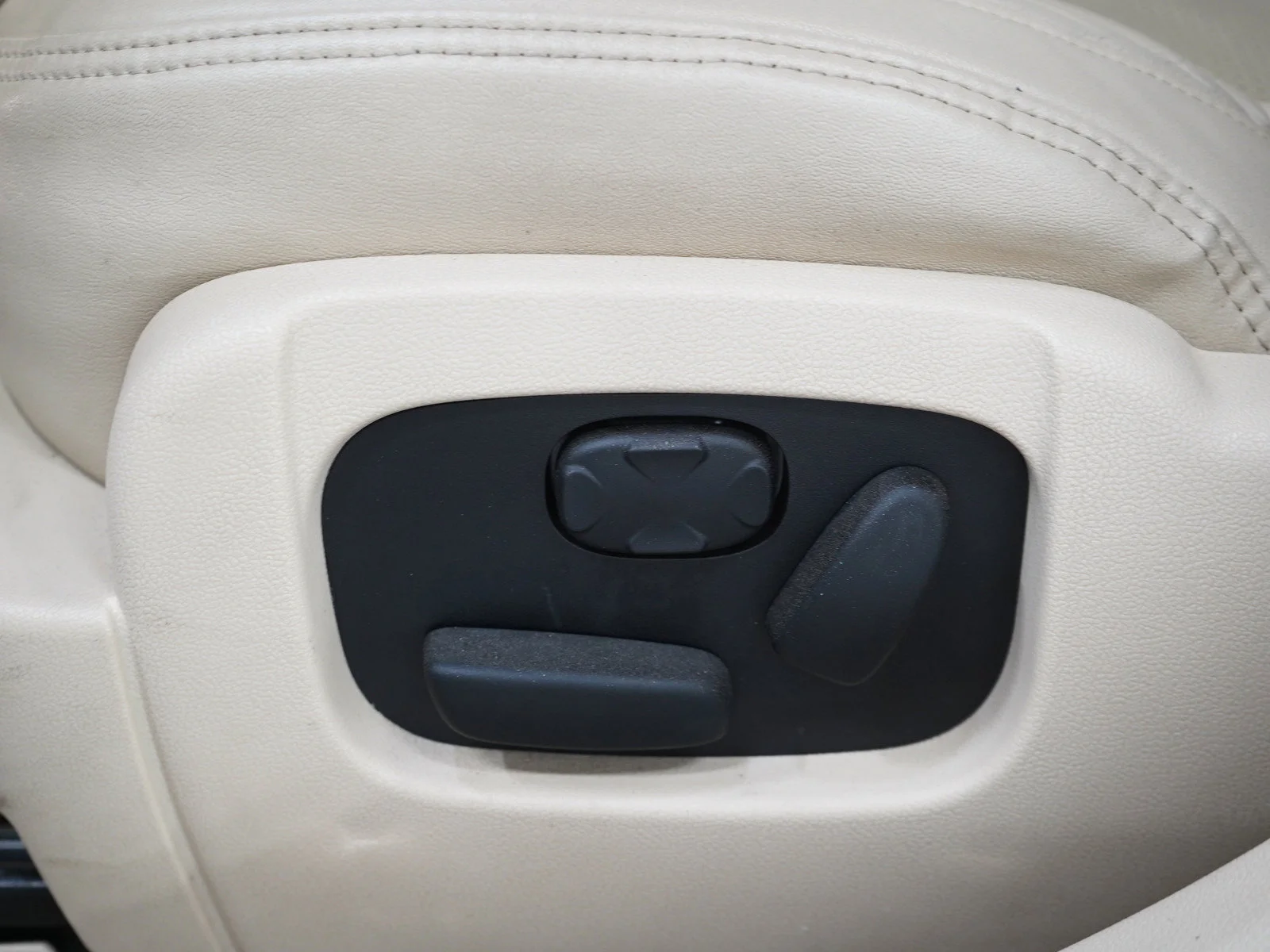 Used 2009 Sangria Red Clearcoat Metallic Lincoln  image 22