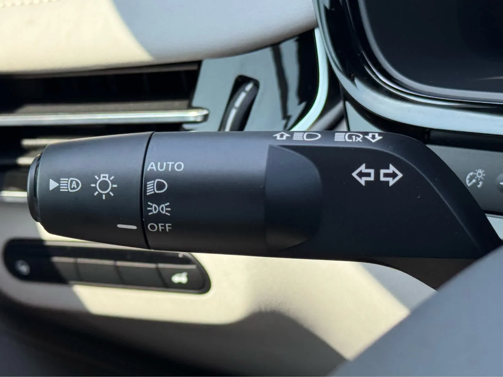 New 2027 GRAPHITE SHADOW INFINITI Luxe AWD image 14