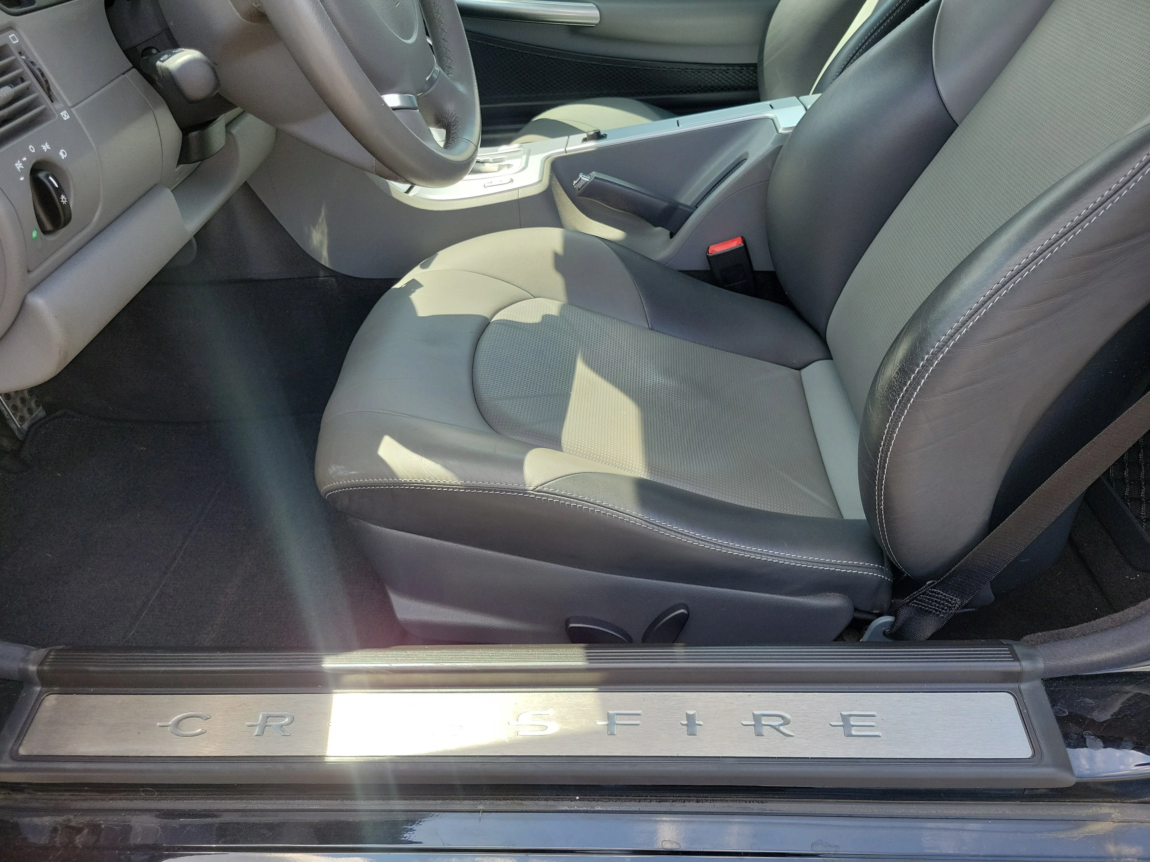 Used 2005 Black Clearcoat Chrysler Limited image 9