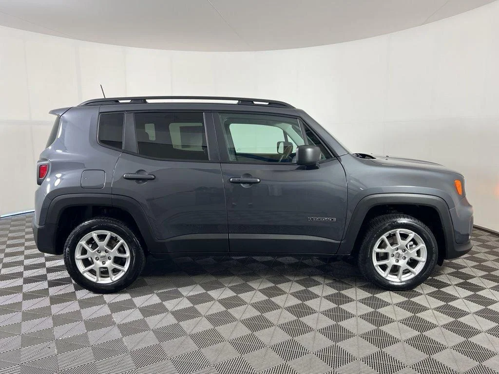Used 2022 Graphite Gray Jeep Latitude image 3