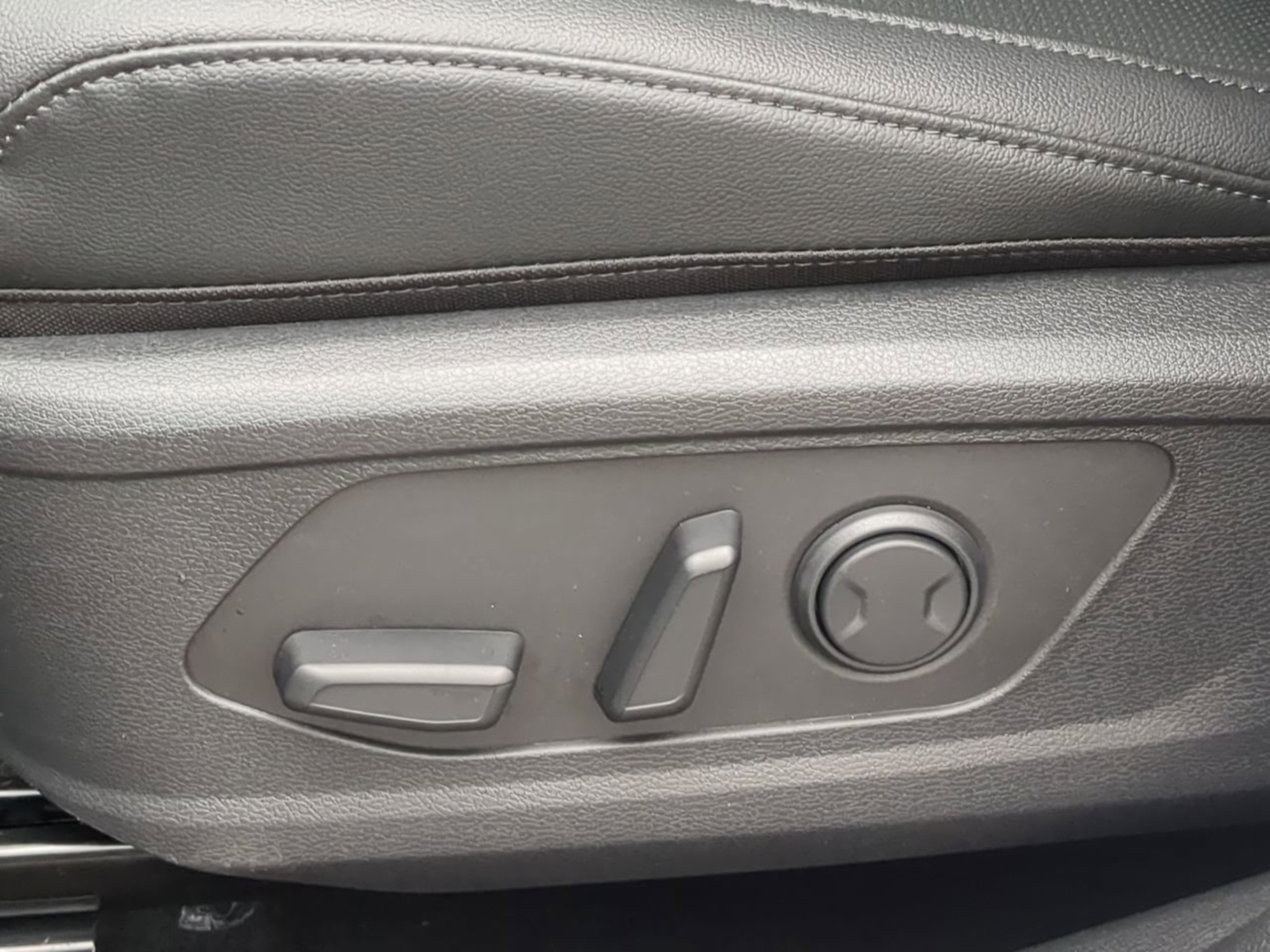 New 2026 Glacial White Pearl Kia EX image 23