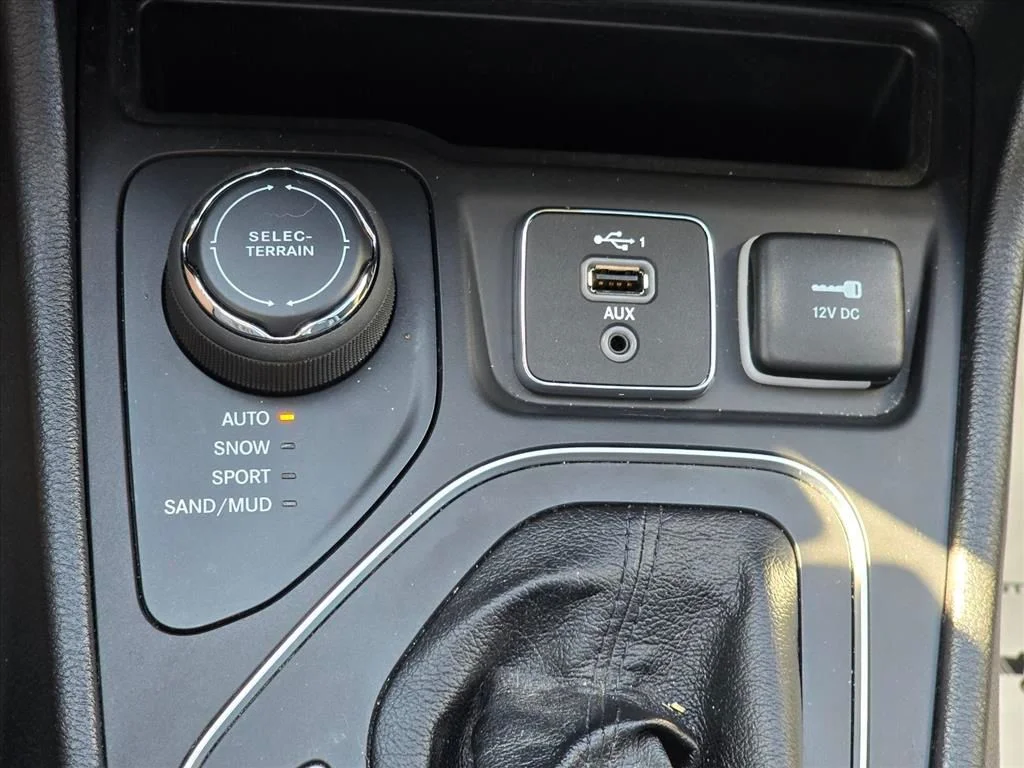 Used 2022 Gray Jeep Latitude Lux image 17