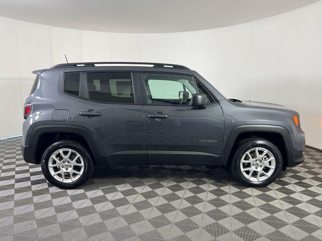 Used 2022 Graphite Gray Jeep Latitude image 3