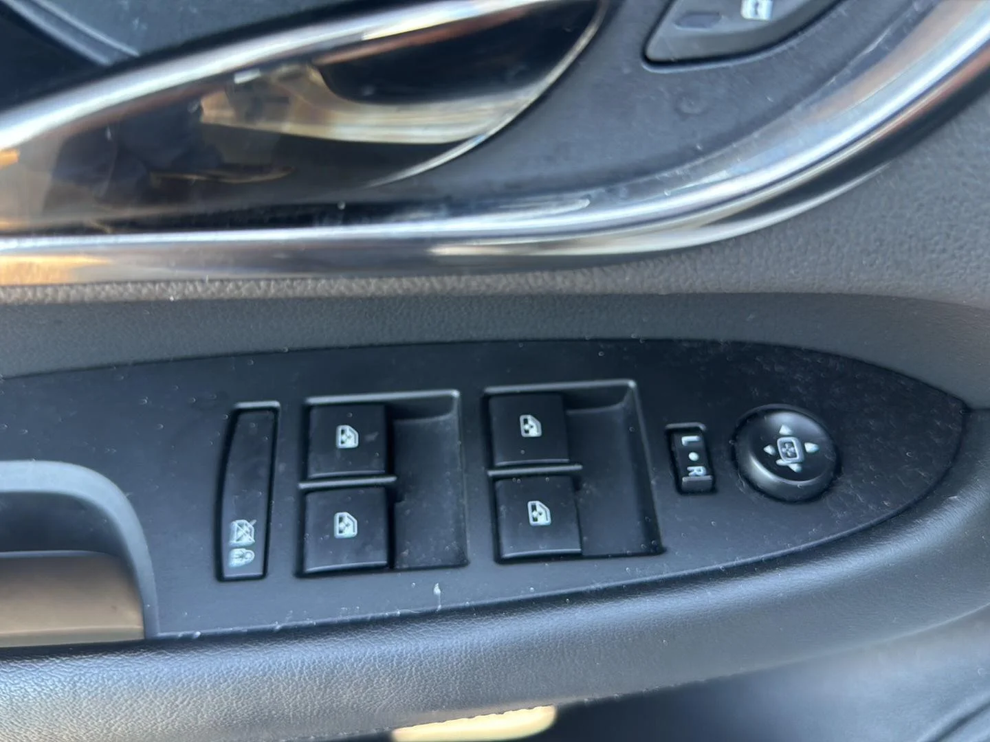 Used 2018 Crystal White Tricoat Cadillac Luxury AWD image 10