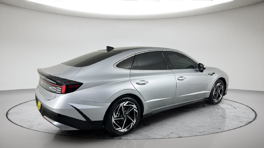 Used 2025 Silver Hyundai SEL Convenience image 7