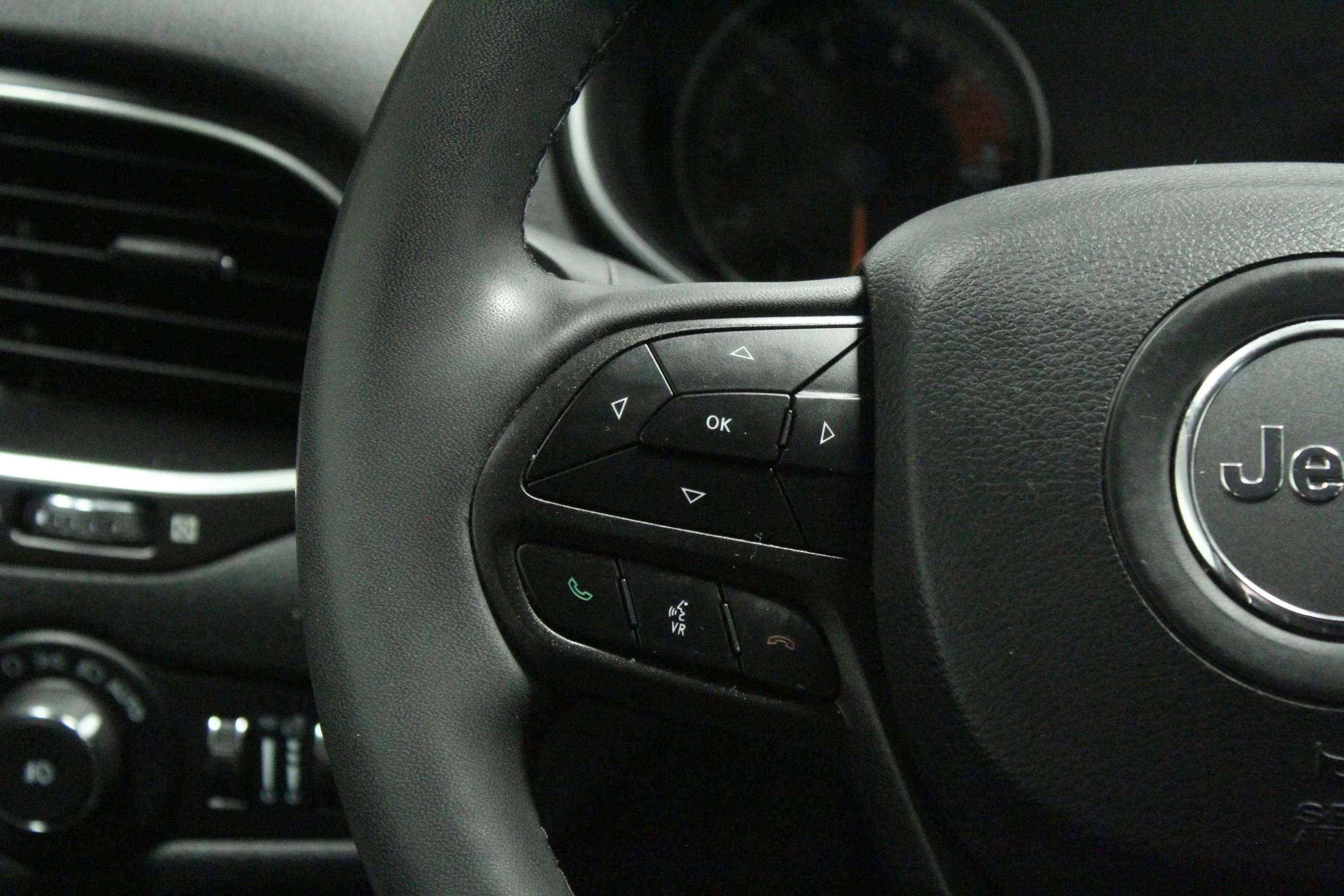 Used 2022 Diamond Black Crystal Pearlcoat Jeep Trailhawk image 23