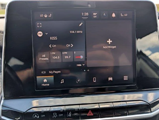 Used 2022  Jeep Latitude image 19
