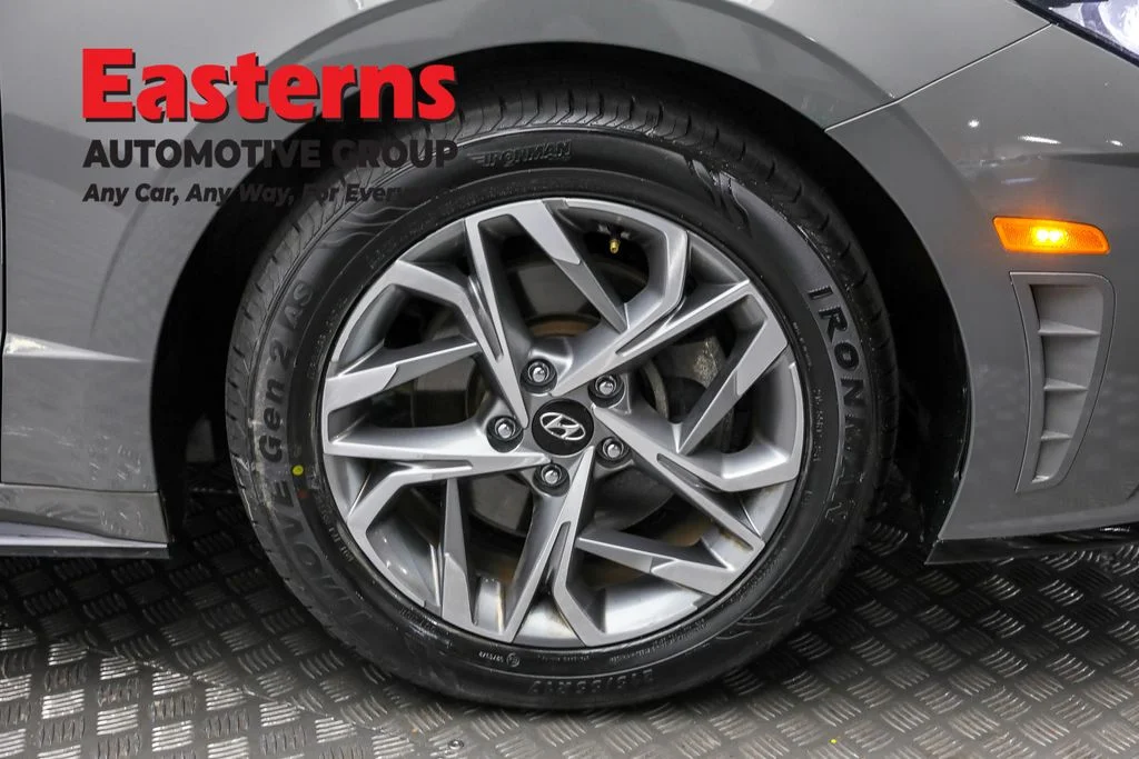 Used 2022 Gray Hyundai SEL image 29