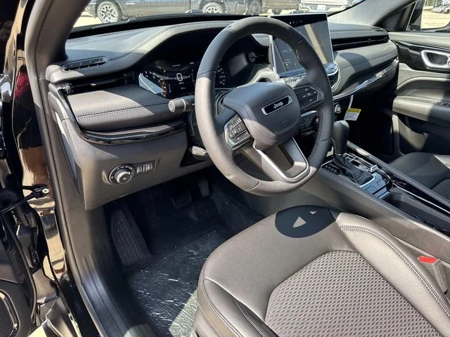 New 2026 Black Jeep Latitude image 19