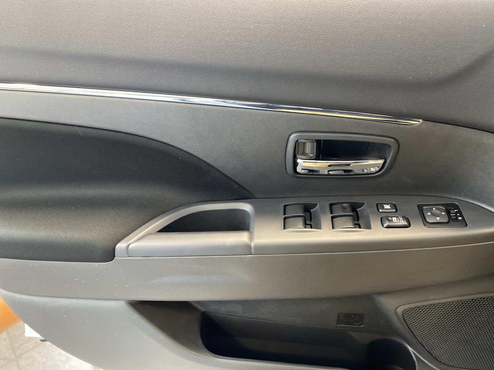 Used 2024 White Diamond Mitsubishi Ralliart image 18