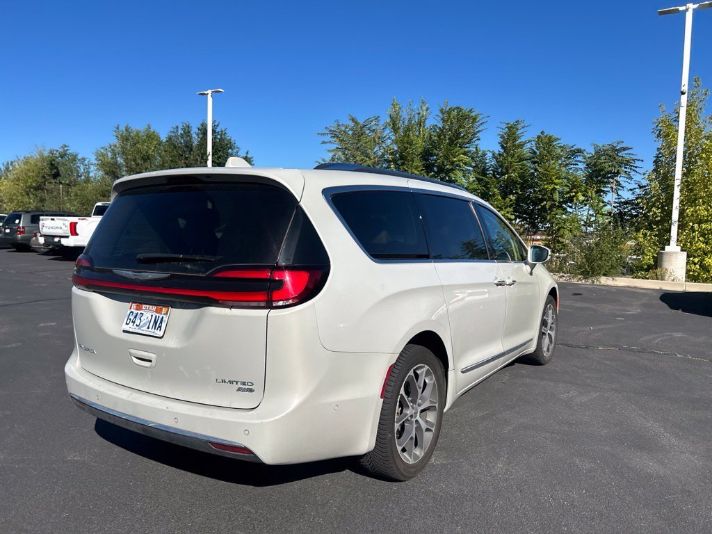 Used 2021 Luxury White Pearlcoat Chrysler Limited image 5
