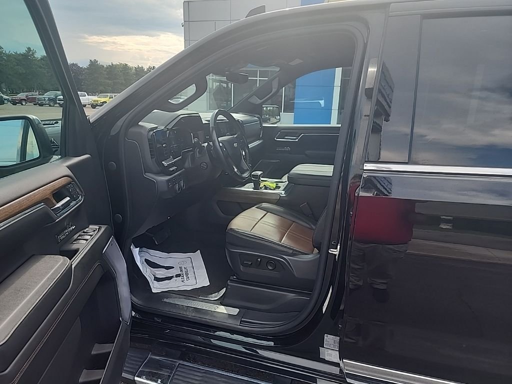 Used 2023 Black Chevrolet High Country image 13