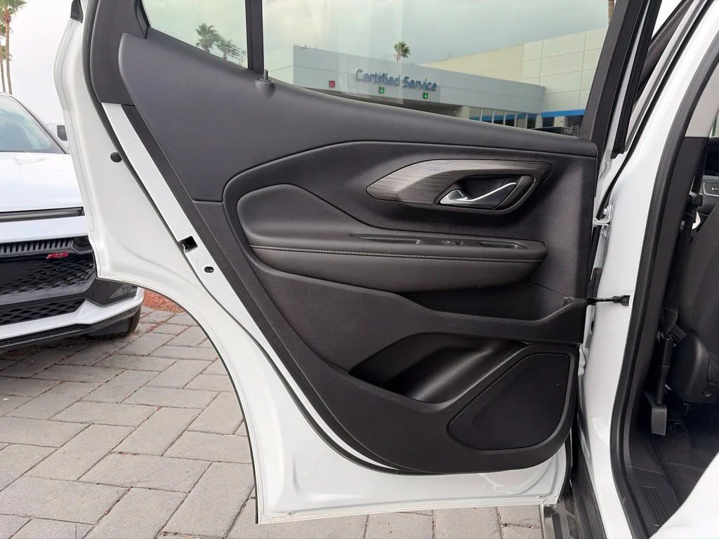 Used 2023 SUMMIT WHITE GMC SLE image 16
