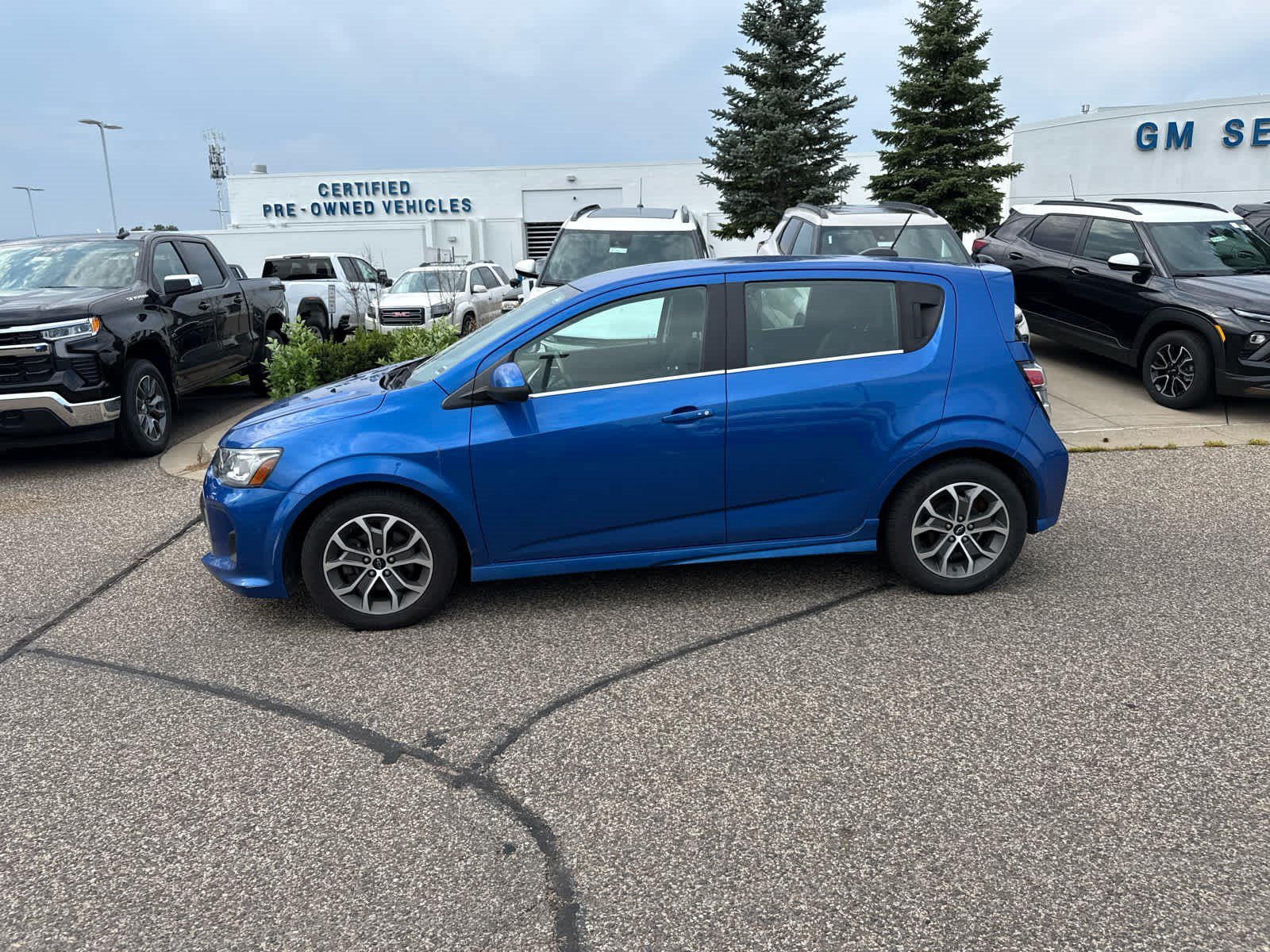 Used 2019 KINETIC BLUE METALLIC Chevrolet LT image 4