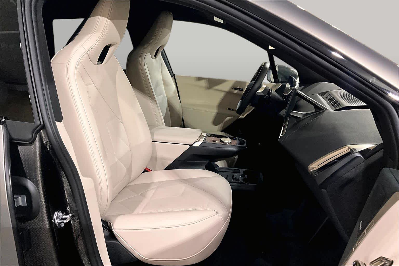 Used 2025  BMW xDrive50 image 7