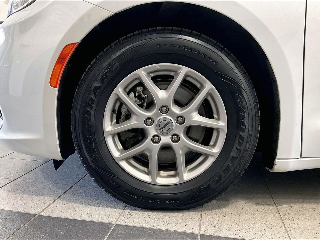 Used 2023 White Chrysler Touring L image 7