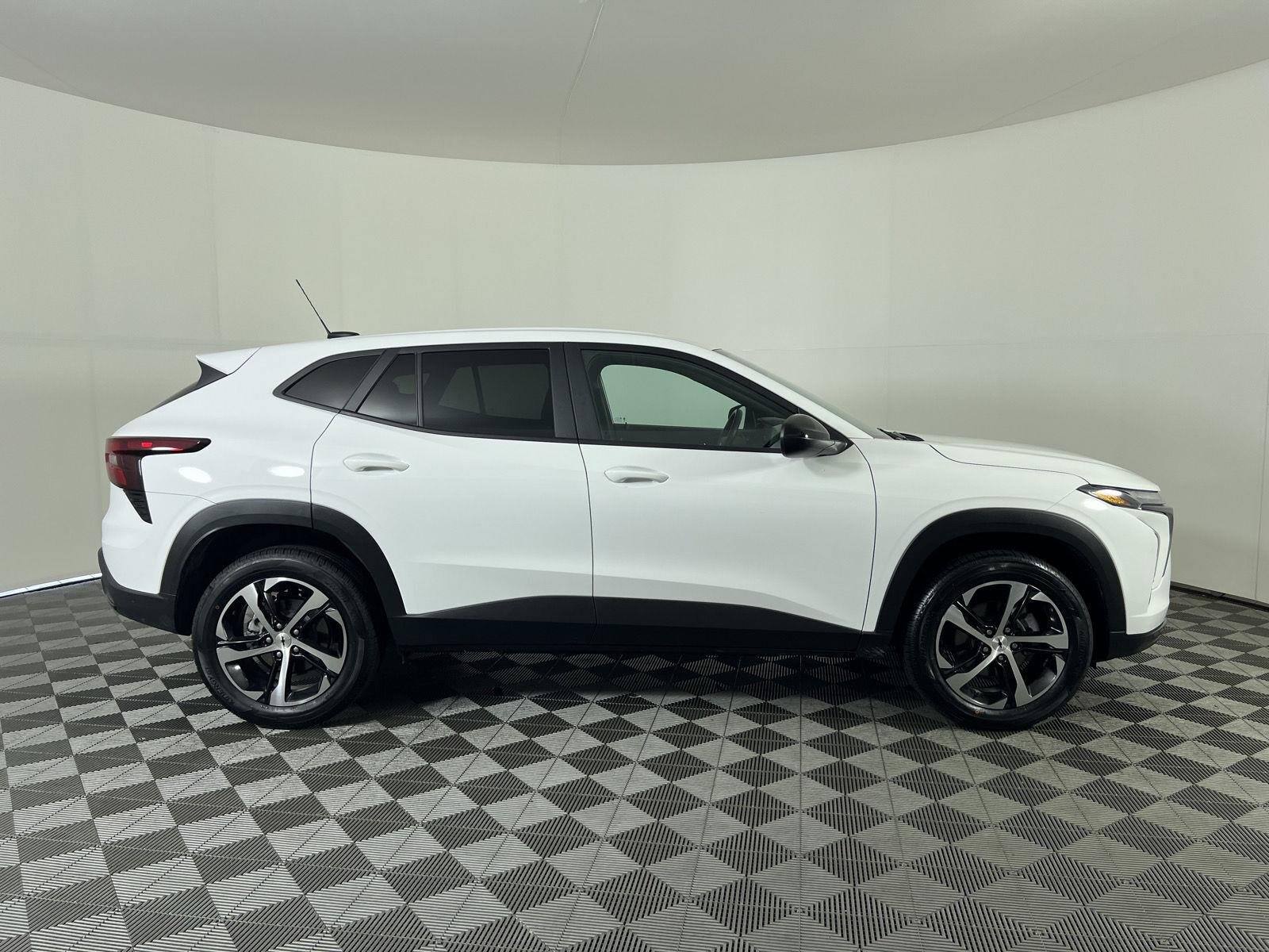Used 2025 Summit White Chevrolet 1RS image 22