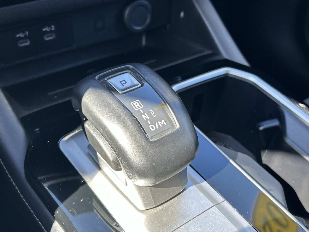 Used 2025 Silver Mitsubishi SE image 27