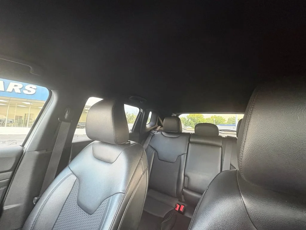 Used 2025 White Jeep Latitude image 18