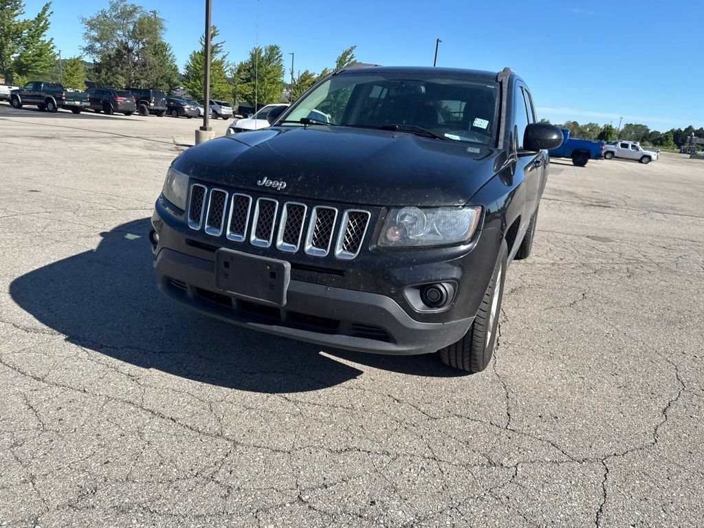 Used 2016  Jeep Latitude image 6
