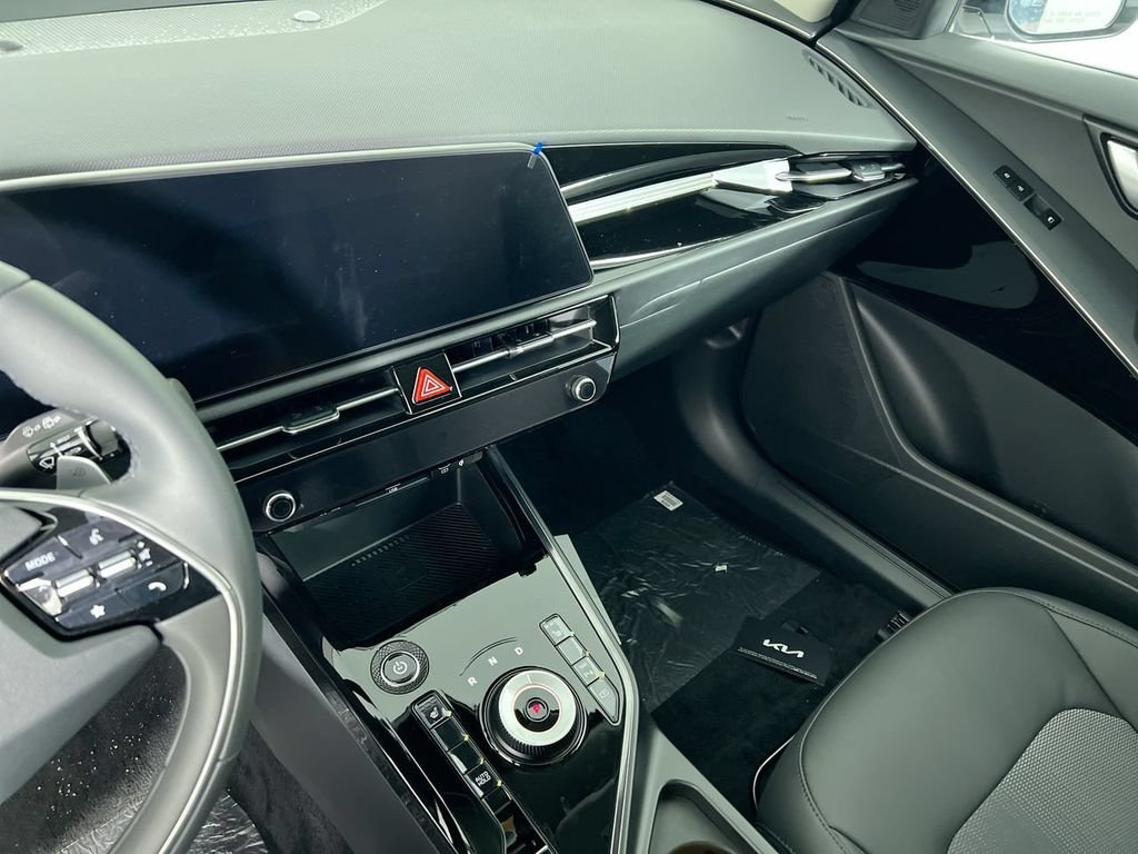New 2026 Snow White Pearl Kia WIND image 23