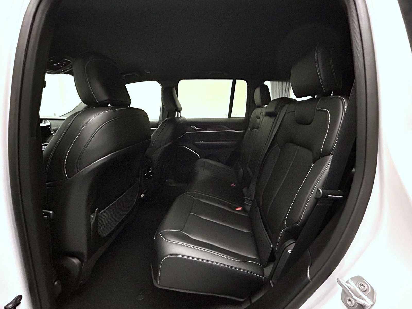 New 2026 Bright White Clear-Coat Exterior Paint Jeep Limited image 19
