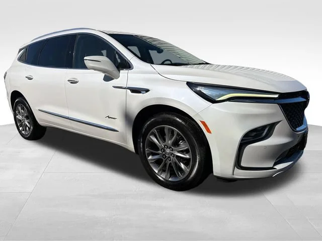 Used 2023 WHITE FROST TRICOAT Buick Avenir image 9