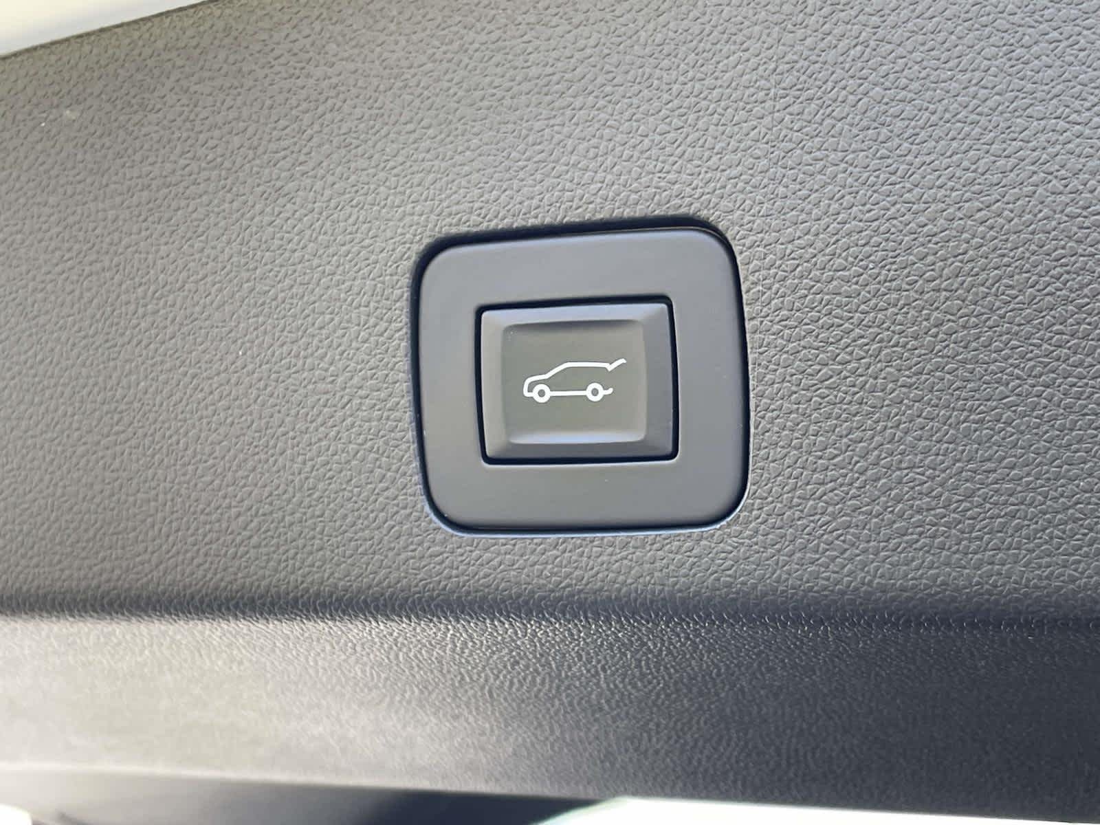 Used 2022 Summit White Buick Select image 24