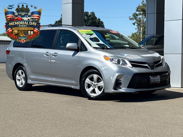 2018 Toyota Sienna LE V6 8-Passenger's photo