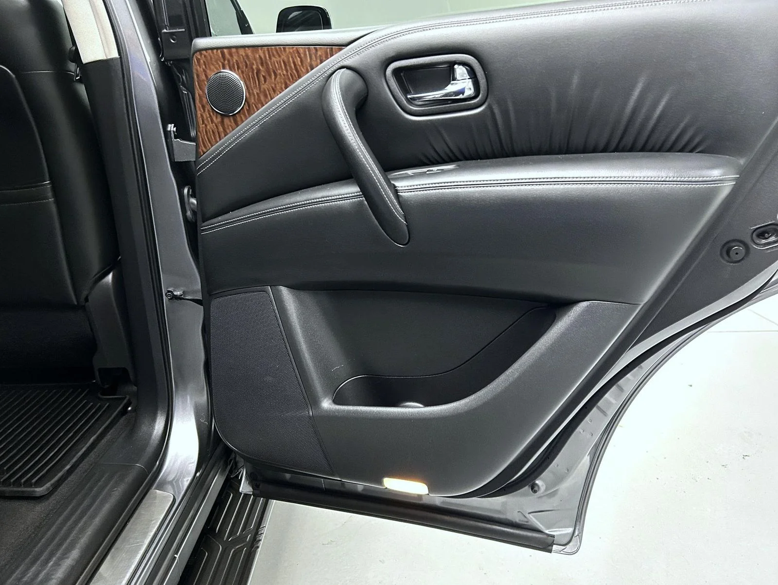 Used 2019 Gray Nissan Platinum image 17