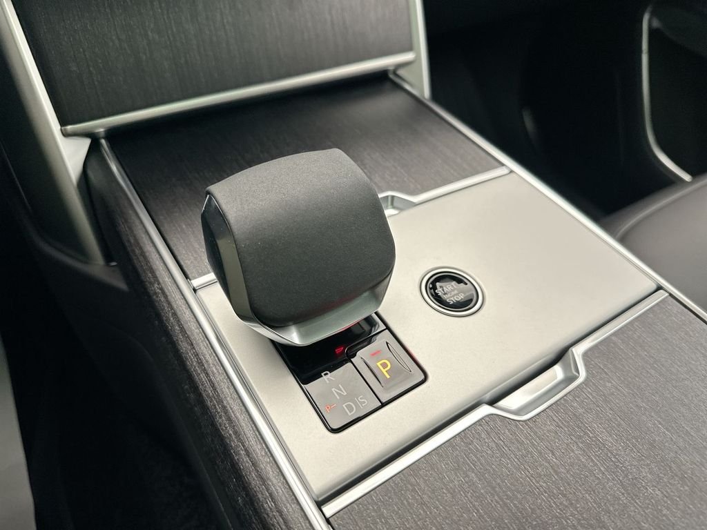 Used 2025  Land Rover SE image 17
