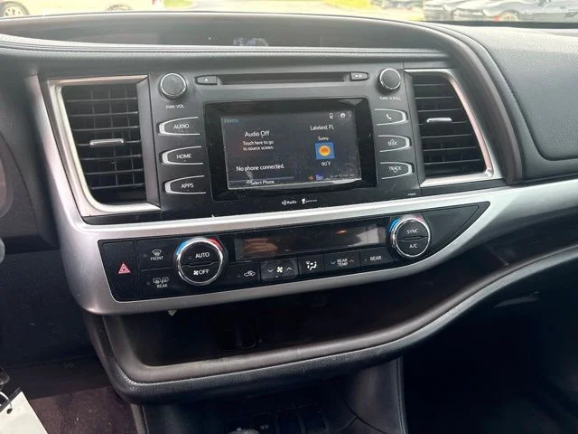 Used 2015 Red Toyota  image 10