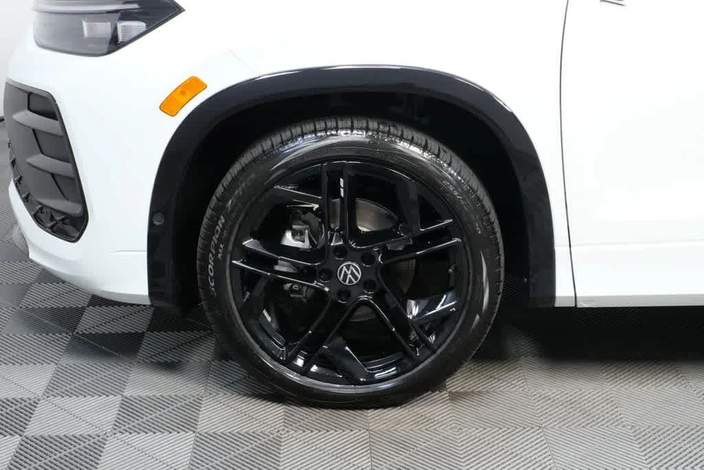 New 2026 Opal White Pearl Volkswagen SE R-Line Black image 31