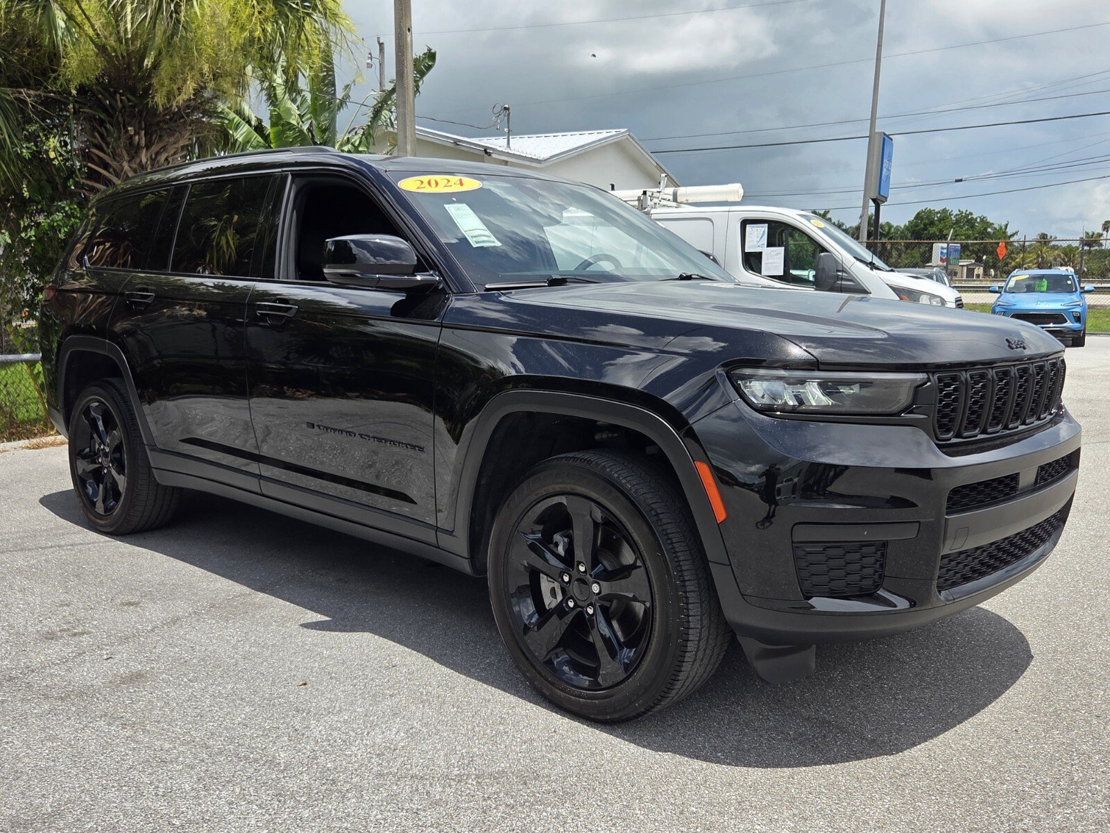 Used 2024 Diamond Black Crystal Pearlcoat Jeep Altitude X image 7