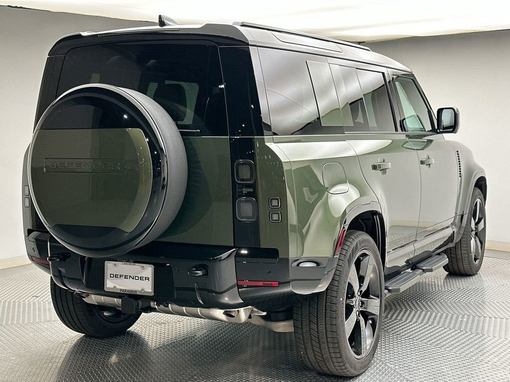 New 2026 Woolstone Green Land Rover X-Dynamic SE image 3