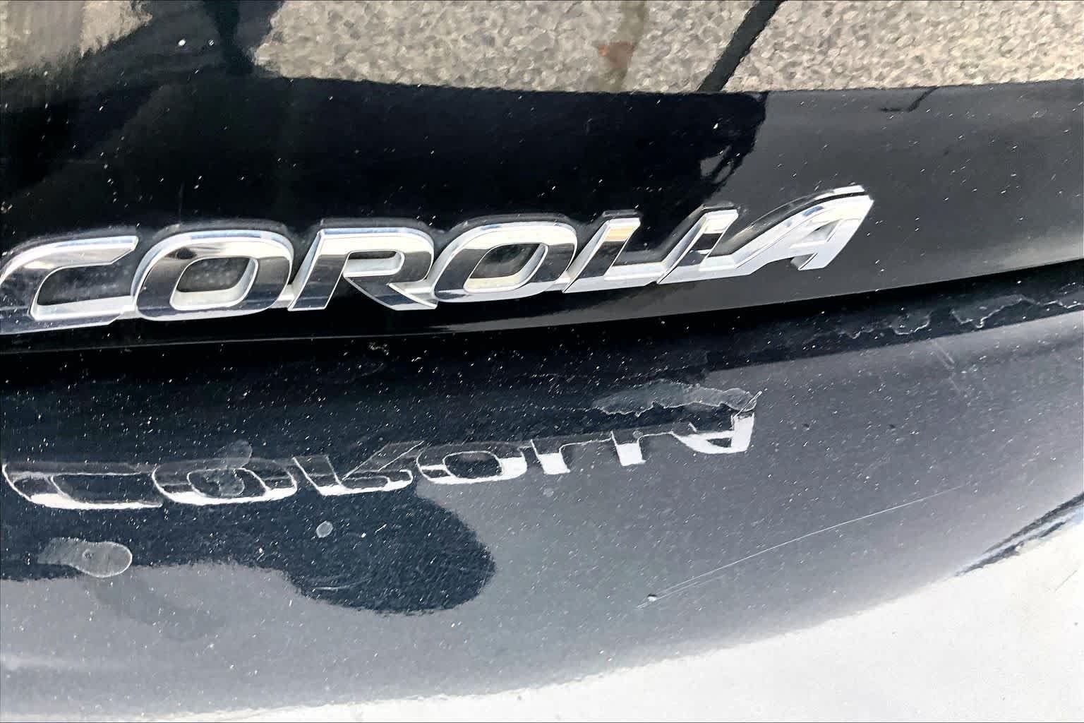 Used 2019 Midnight Black Metallic Toyota SE image 30