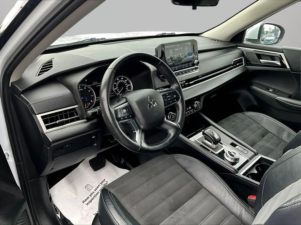 Used 2023  Mitsubishi SE image 17
