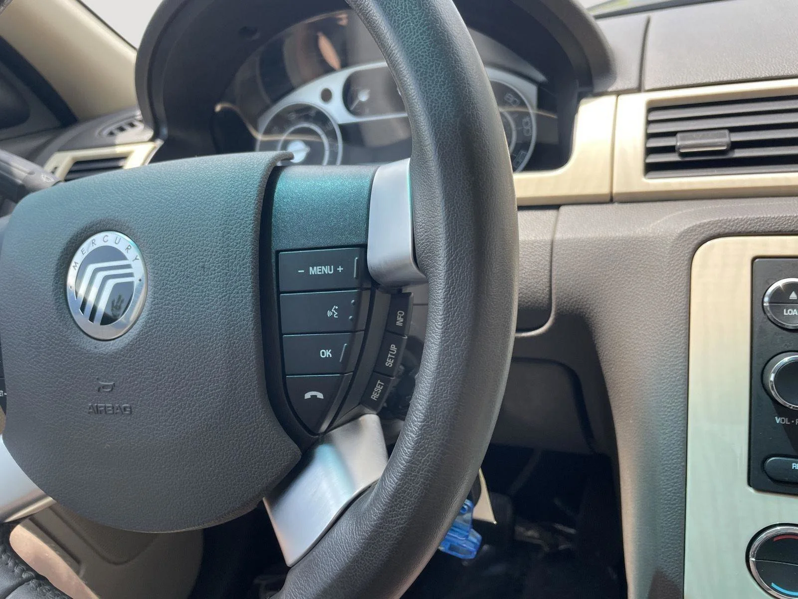 Used 2009  Mercury Premier image 5