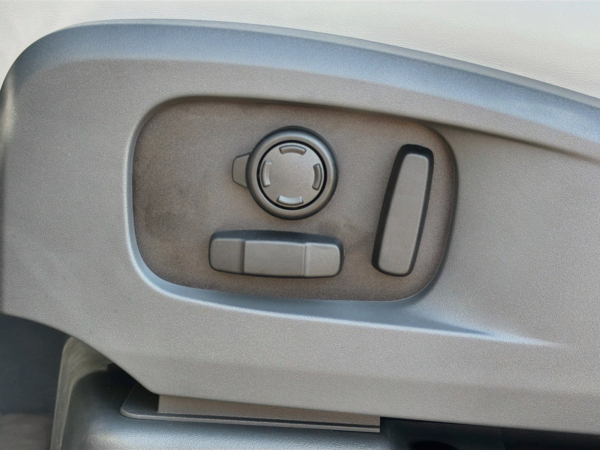 New 2026 Carpathian Grey Land Rover S image 25