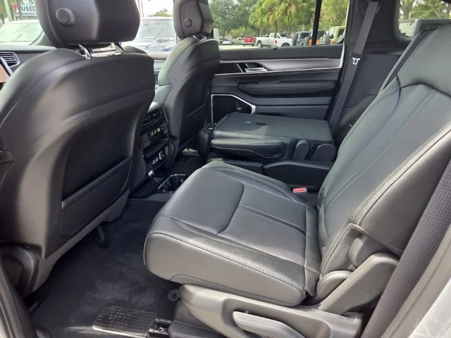 New 2026 Silver-Zynith Exterior Paint Jeep Limited Reserve image 22