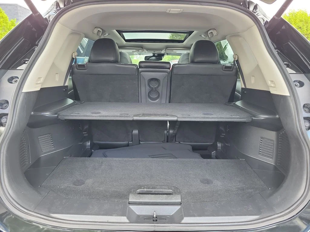 Used 2018 Black Nissan SL image 10