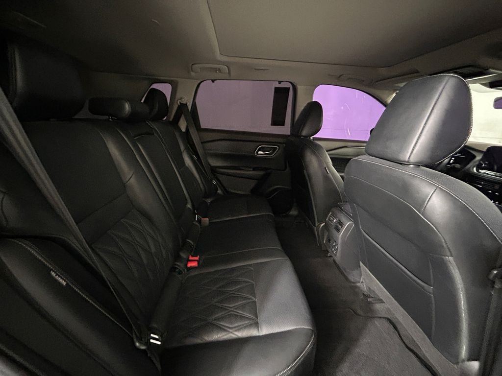Used 2022 Gray Nissan Platinum image 17