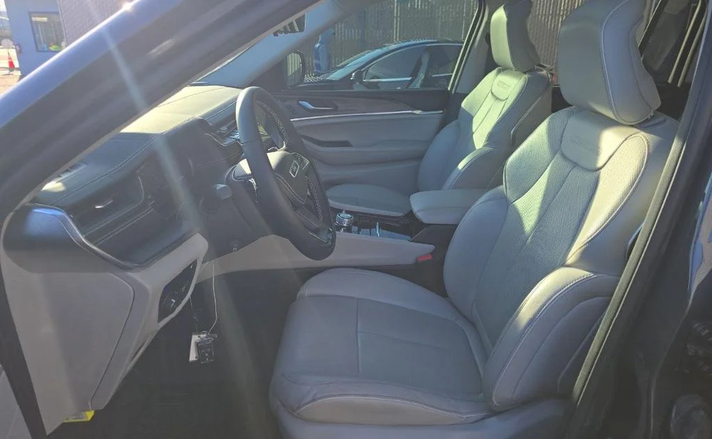 Used 2022 Gray Jeep Overland 4xe image 7