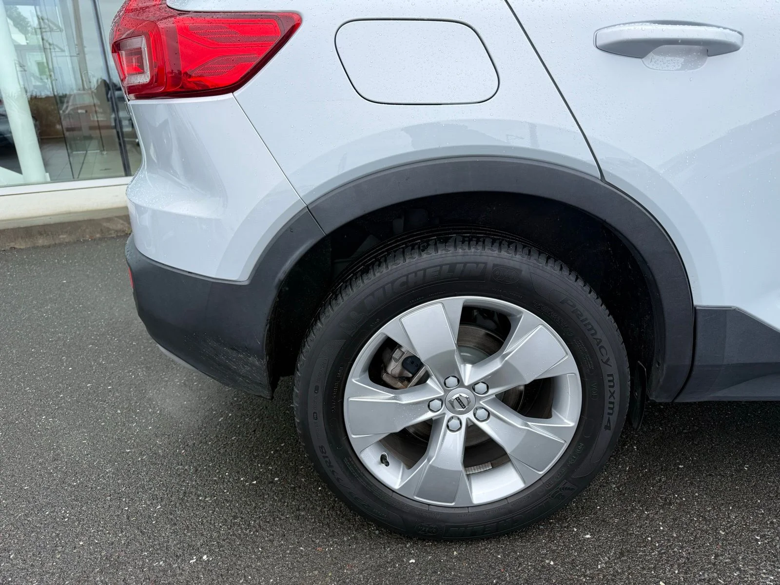 Used 2021  Volvo Momentum image 11